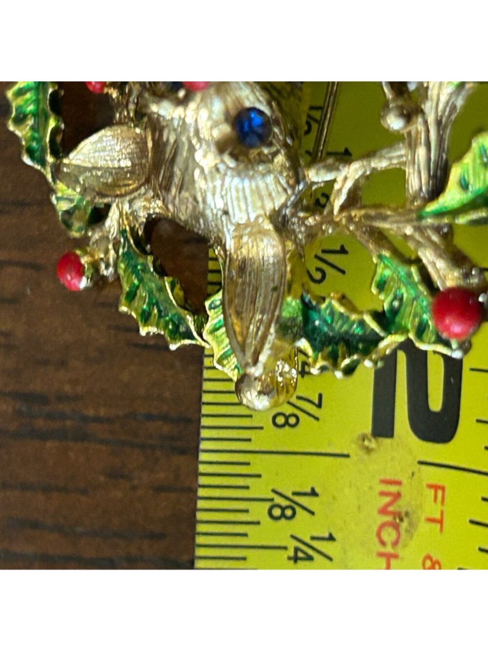 Vintage Christmas Reindeer Wreath Brooch Pin Gold Tone Enamel Rhinestone Holiday - Picture 12 of 12